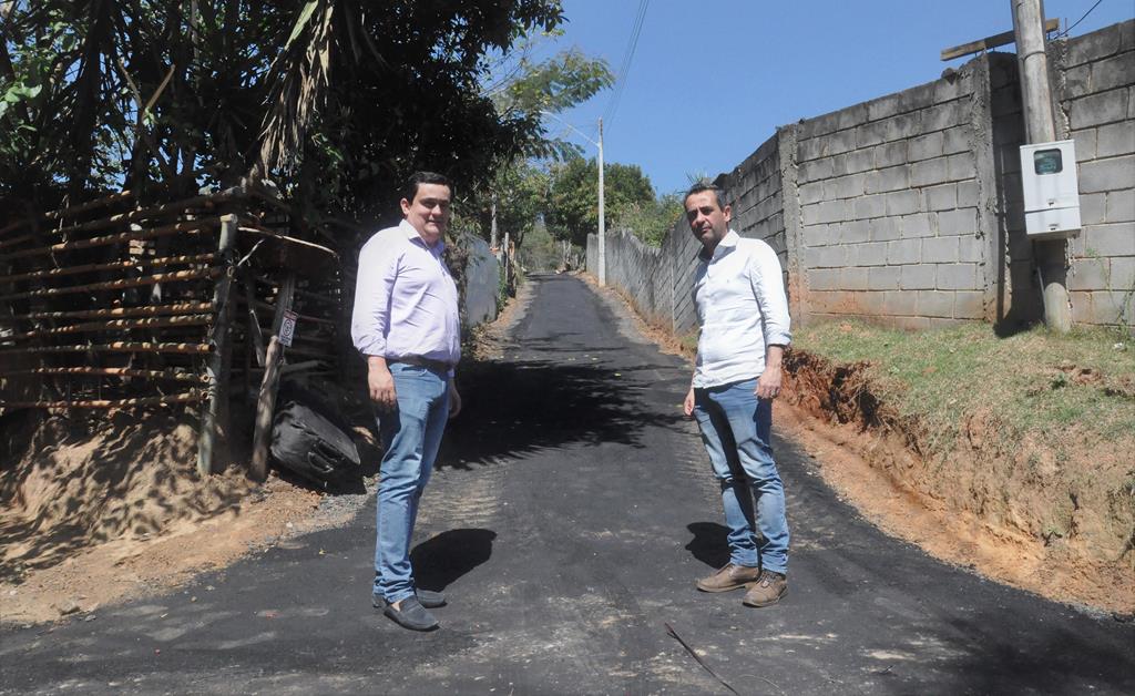 Indicação de Abelzinho leva asfalto a vias da Penhinha