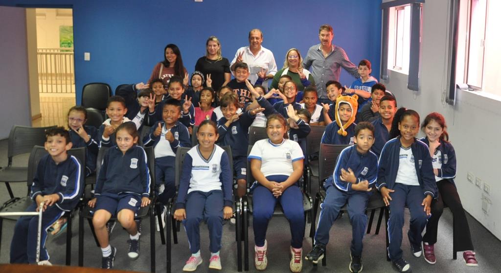 Crianças da Escola Eufly Gomes escrevem cartas ao prefeito José Luiz pedindo a cobertura da quadra