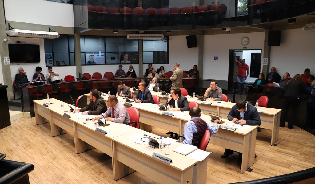Retorno conturbado às aulas expõe falta de manutenção em escolas e gera críticas de vereadores ao governo