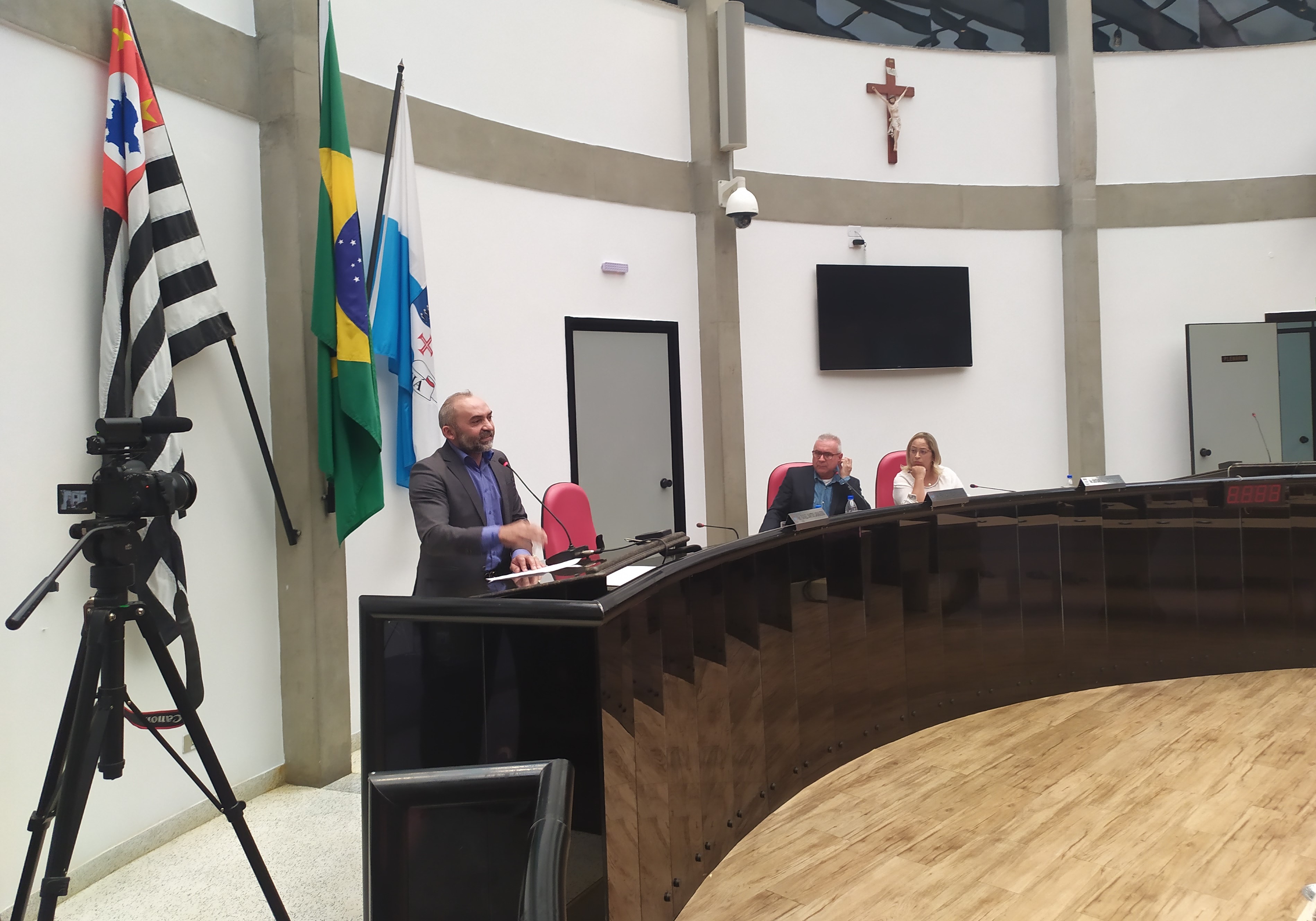 Vereadores derrubam vetos de prefeito a projetos de Paraíba Car