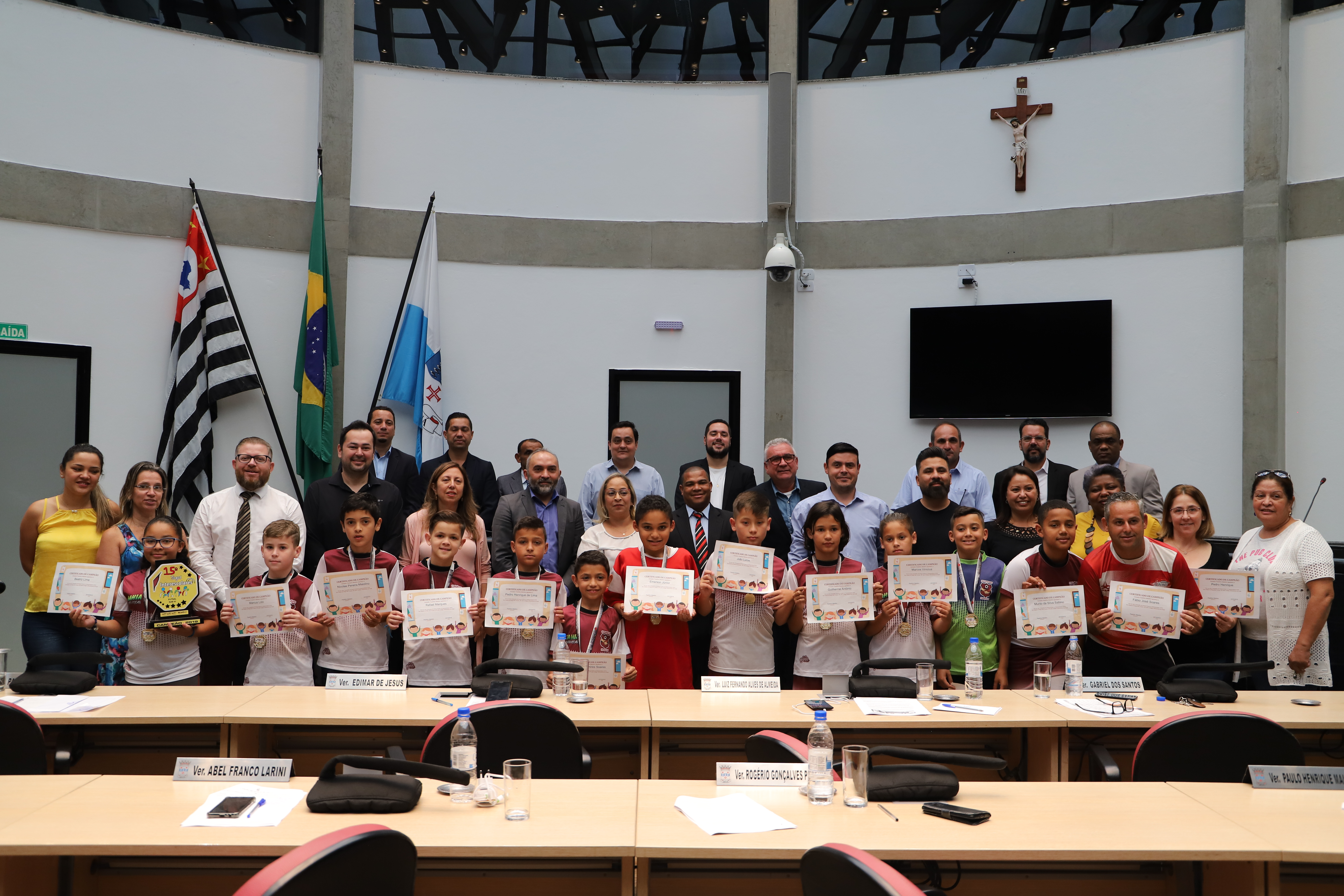 Time sub-10 de Arujá conquista campeonato interescolar e é homenageado pelo Legislativo